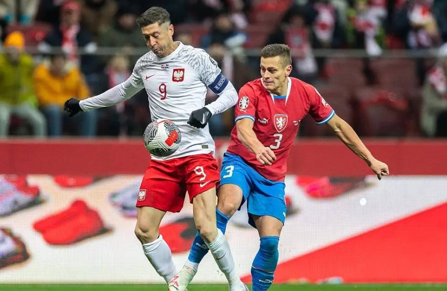 莱万多夫斯基在中国队比赛中出色防守，大胜引发热议！